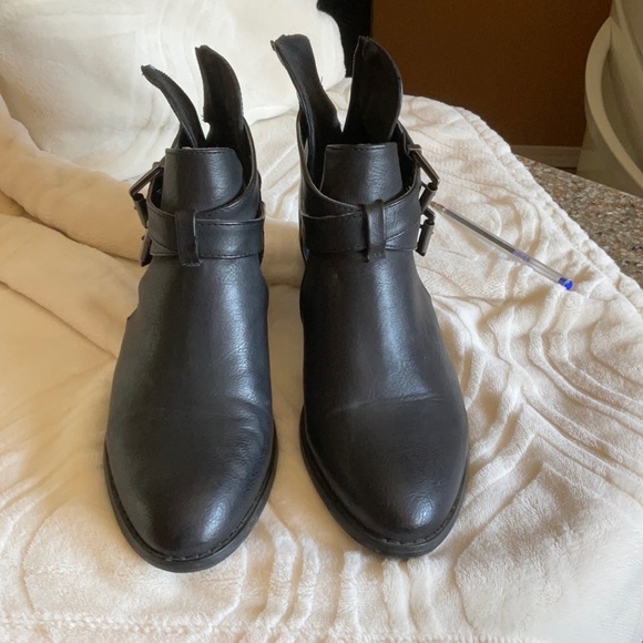 Black leather boot with cut outs - Picture 1 of 2